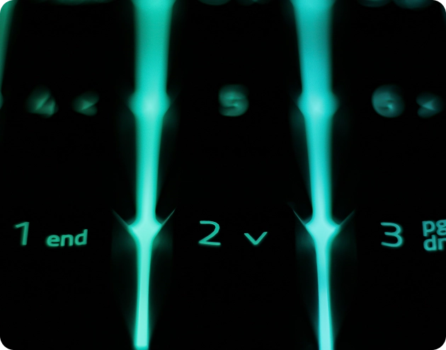 Close-up van een toetsenbord met neonverlichting voor cijfers en symbolen