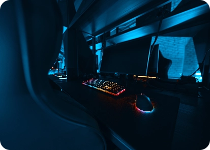 Een verlicht toetsenbord en een verlichte muis in een donkere gameroom