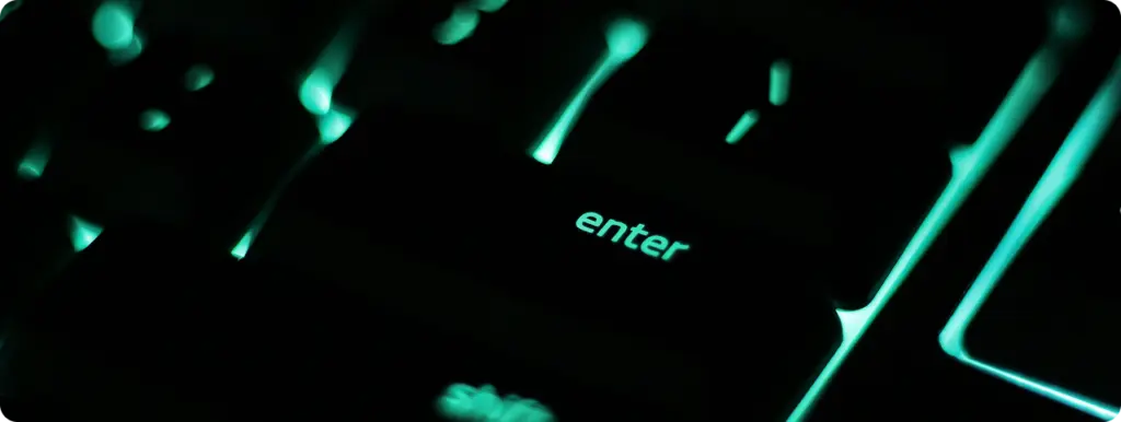 Close-up van de Enter-toets met neonverlichting op het toetsenbord