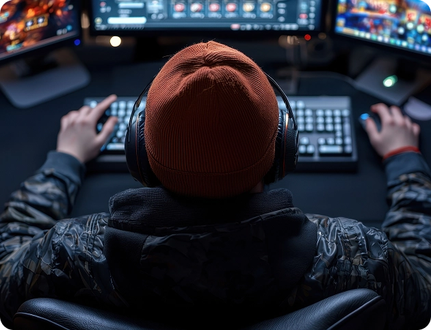 Een speler met een koptelefoon bestuurt het spel op meerdere beeldschermen