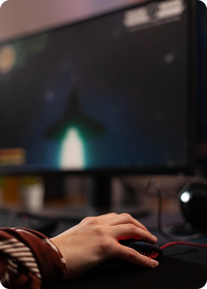 De hand van de gamer beweegt de computermuis voor het computerscherm