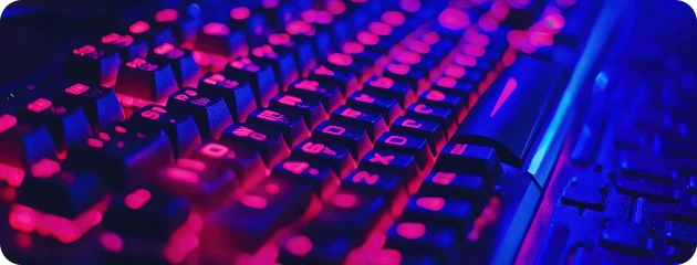 Een mechanisch toetsenbord met RGB-neonverlichting in close-up