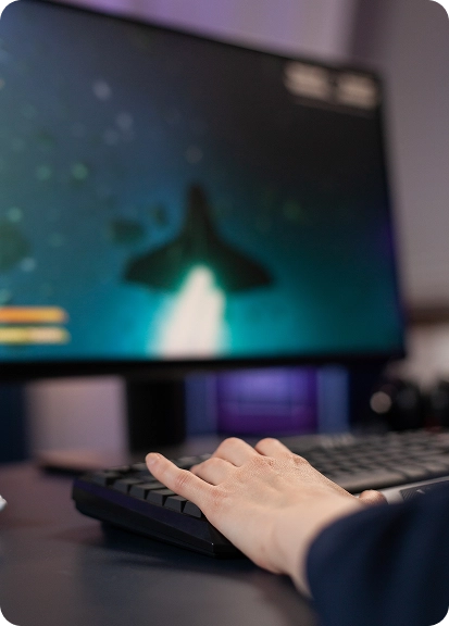 De hand van de speler bedient het toetsenbord tijdens het computergamen