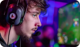 Close-up van een esports-speler met een headset, geconcentreerd op het spel