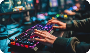 De handen van de gamer tikken tijdens het gamen op het RGB-toetsenbord