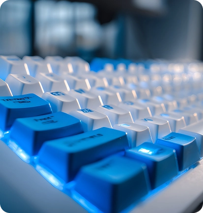 Een close-up van een wit-blauw mechanisch toetsenbord met heldere achtergrondverlichting